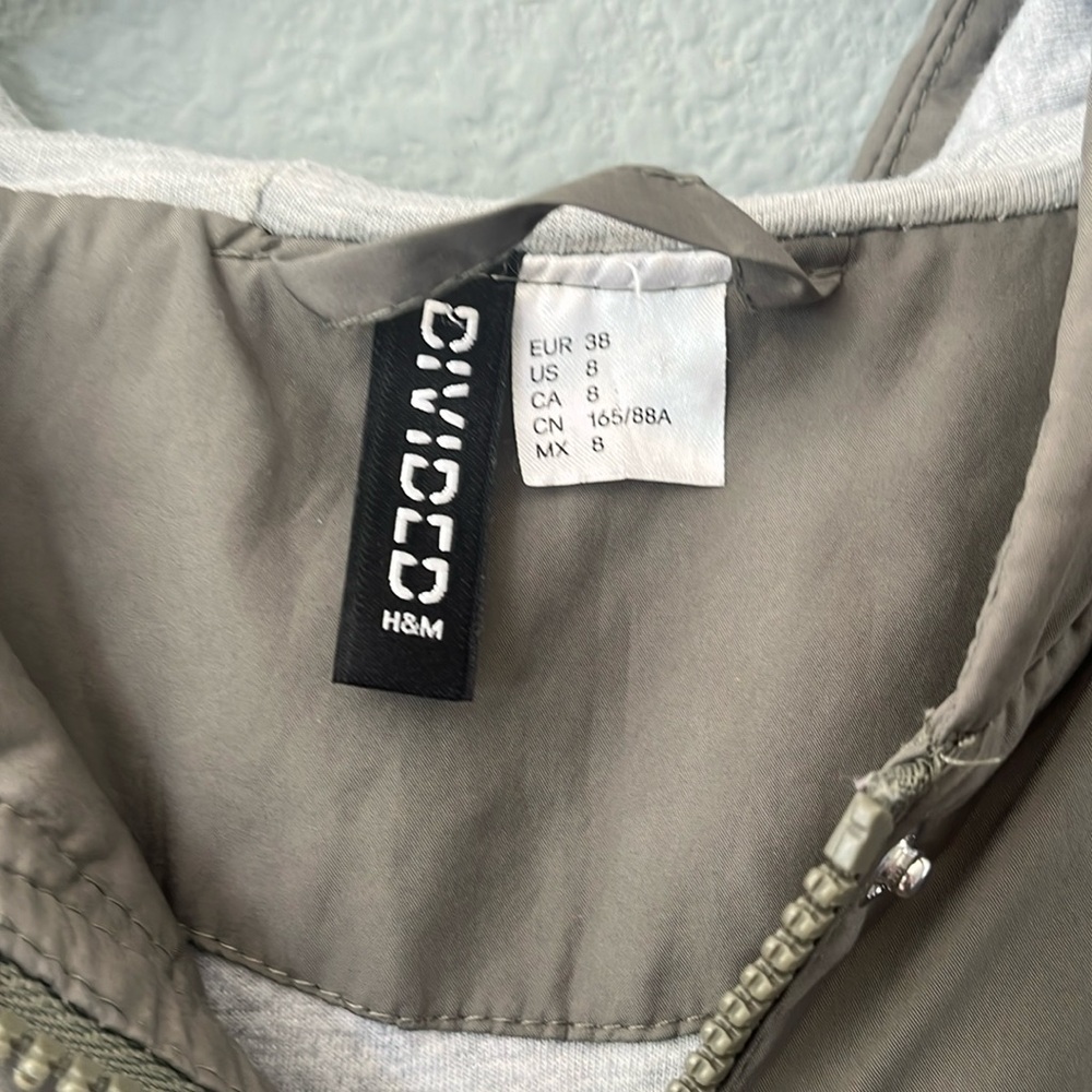 H&M Divided EUC women’s sz 8 windbreaker jacket, light army green, zippe… - Picture 4 of 8